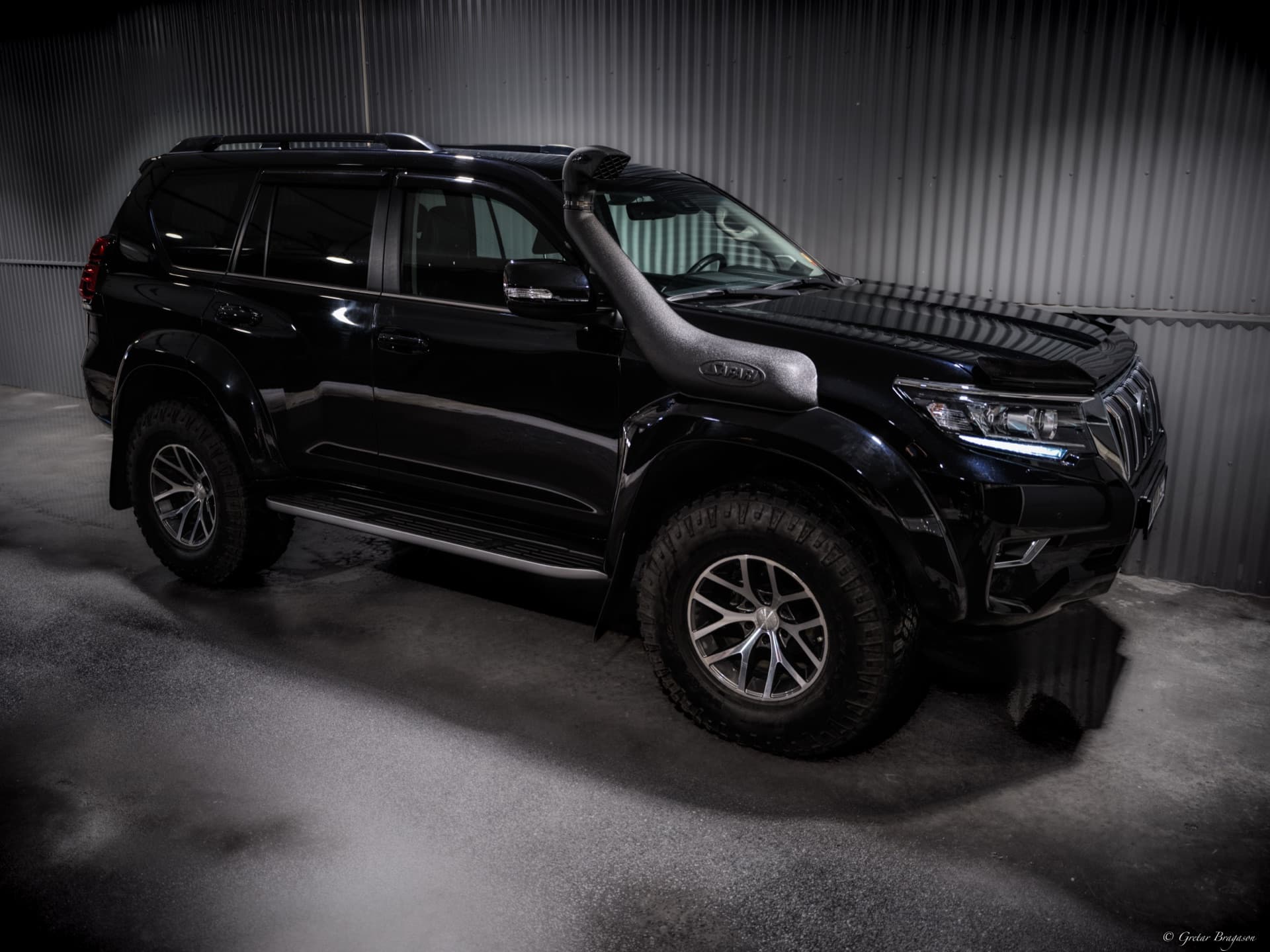 Modified Toyota Land Cruiser VX 4x4 with snorkel and 35-inch off-road tyres